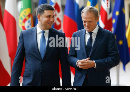 Brüssel, Belgien. 24. Mai, 2018. Der Präsident des Europäischen Rates Donald Tusk (R) Gespräche mit Besuch der ukrainische Premierminister Wladimir Groysman in Brüssel, Belgien, 24. Mai 2018. Der ukrainische Premierminister Wladimir Groysman ist bei einem Besuch in der Europäischen Union hier am Donnerstag. Credit: Ihr Pingfan/Xinhua/Alamy leben Nachrichten Stockfoto