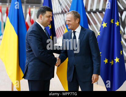 Brüssel, Belgien. 24. Mai, 2018. Der Präsident des Europäischen Rates Donald Tusk (R) schüttelt Hände mit Besuch der ukrainische Premierminister Wladimir Groysman in Brüssel, Belgien, 24. Mai 2018. Der ukrainische Premierminister Wladimir Groysman ist bei einem Besuch in der Europäischen Union hier am Donnerstag. Credit: Ihr Pingfan/Xinhua/Alamy leben Nachrichten Stockfoto