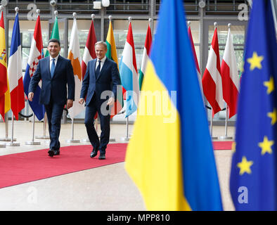 Brüssel, Belgien. 24. Mai, 2018. Der Präsident des Europäischen Rates Donald Tusk (R) Wanderungen mit Besuch der ukrainische Premierminister Wladimir Groysman in Brüssel, Belgien, 24. Mai 2018. Der ukrainische Premierminister Wladimir Groysman ist bei einem Besuch in der Europäischen Union hier am Donnerstag. Credit: Ihr Pingfan/Xinhua/Alamy leben Nachrichten Stockfoto