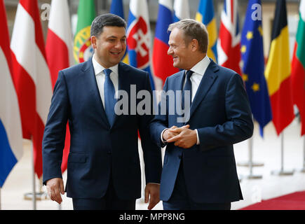 Brüssel, Belgien. 24. Mai, 2018. Der Präsident des Europäischen Rates Donald Tusk (R) Gespräche mit Besuch der ukrainische Premierminister Wladimir Groysman in Brüssel, Belgien, 24. Mai 2018. Der ukrainische Premierminister Wladimir Groysman ist bei einem Besuch in der Europäischen Union hier am Donnerstag. Credit: Ihr Pingfan/Xinhua/Alamy leben Nachrichten Stockfoto