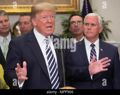 Präsidenten der Vereinigten Staaten Donald J. Trumpf beantwortet die Frage eines Reporters auf die Annullierung der Gespräche mit Nordkorea im Weißen Haus in Washington, DC, 24. Mai 2018. Quelle: Chris Kleponis/CNP/MediaPunch Stockfoto