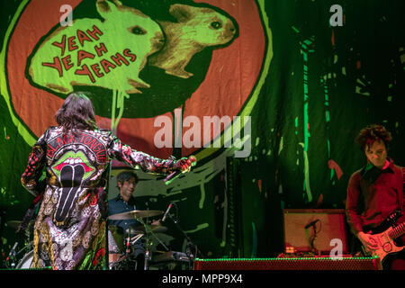 Sängerin Karen Lee Orzolek, besser bekannt unter ihrem Künstlernamen Karen O bekannt führt mit Brian Chase (Drums) und Nick Zinner (Gitarre) von den Yeah Yeah Yeahs am 3 Arena. Stockfoto