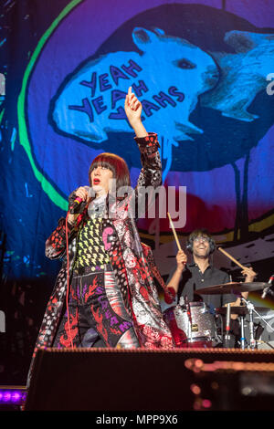 Sängerin Karen Lee Orzolek, besser bekannt unter ihrem Künstlernamen Karen O bekannt führt mit Brian Chase (Drums) und Nick Zinner (Gitarre) von den Yeah Yeah Yeahs am 3 Arena. Stockfoto