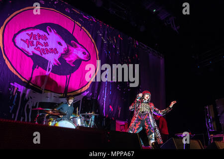 Dublin, Irland. 23 Mai, 2018. Sängerin Karen Lee Orzolek, besser bekannt unter ihrem Künstlernamen Karen O bekannt führt mit Brian Chase (Drums) und Nick Zinner (Gitarre) von den Yeah Yeah Yeahs am 3 Arena. Credit: Ben Ryan/SOPA Images/ZUMA Draht/Alamy leben Nachrichten Stockfoto