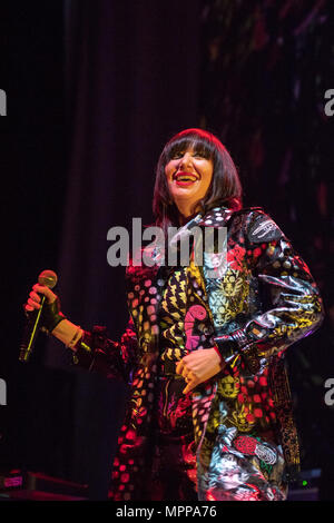 Dublin, Irland. 23 Mai, 2018. Sängerin Karen Lee Orzolek, besser bekannt unter ihrem Künstlernamen Karen O bekannt führt mit den Yeah Yeah Yeahs am 3 Arena. Credit: Ben Ryan/SOPA Images/ZUMA Draht/Alamy leben Nachrichten Stockfoto