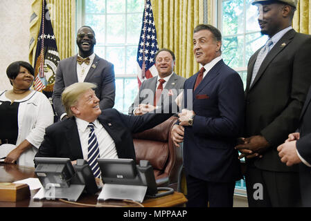 Mai 24, 2018 - Washington, District of Columbia, USA - United States President DONALD TRUMP bestätigt Schauspieler Sylvester Stallone nach Unterzeichnung einer Executive Gewährung von Gnade für ehemalige heavyweight Champion Jack Johnson im Oval Office des Weißen Hauses. (Bild: © Olivier Douliery/CNP über ZUMA Draht) Stockfoto