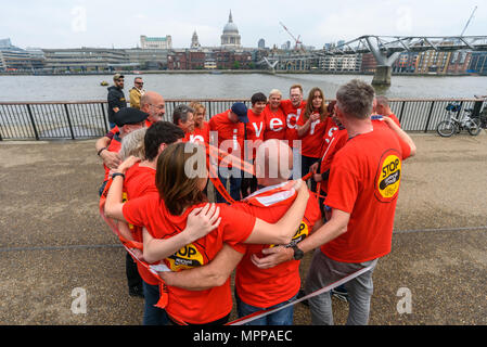 London, Großbritannien. 24. Mai 2018. Die Befürworter von Camden vereinen Gemeinschaft auf der Riverside Walk vor der Tate Modern für ihren Protest als Teil der Unite nationalen Tag der Aktion gegen Universal Kredit. ing die Verwendung von Nahrungsmitteln Banken von denen auf sie setzte, und 60% von denen auf sie Credit: Peter Marschall/Alamy Leben Nachrichten setzen Stockfoto