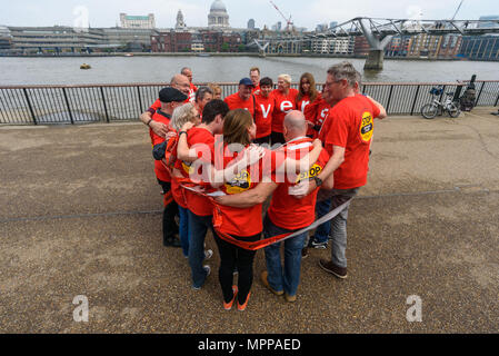 London, Großbritannien. 24. Mai 2018. Die Befürworter von Camden vereinen Gemeinschaft auf der Riverside Walk vor der Tate Modern für ihren Protest als Teil der Unite nationalen Tag der Aktion gegen Universal Kredit. ing die Verwendung von Nahrungsmitteln Banken von denen auf sie setzte, und 60% von denen auf sie Credit: Peter Marschall/Alamy Leben Nachrichten setzen Stockfoto