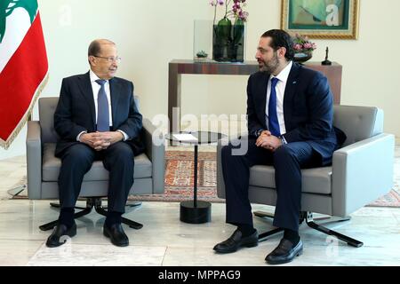 (180524) - Beirut, 24. Mai 2018 (Xinhua) - libanesische Präsident Michel Aoun (L) trifft sich mit Saad Hariri in Beirut, Libanon, am 24. Mai 2018. Libanesischen Präsidenten Michel Aoun am Donnerstag ein Dekret benennenden geschäftsführenden Ministerpräsidenten Saad Hariri als neuer Premierminister und lud ihn mit der Bildung eines neuen Kabinetts. (Xinhua / Dalati & Nohra) Stockfoto