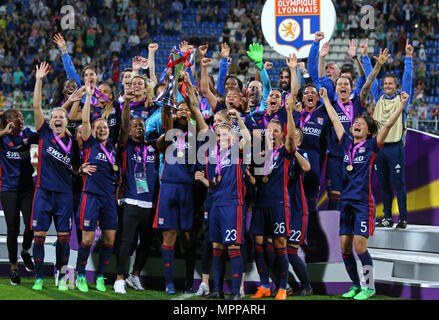 Kiew, Ukraine. 24. Mai, 2018. Olympique Lyonnais Spieler feiern ihren Gewinn der UEFA Champions League Finale 2018 nach dem Spiel gegen den VFL Wolfsburg in Valeriy Lobanovskiy Stadion in Kiew, Ukraine. Credit: Oleksandr Prykhodko/Alamy leben Nachrichten Stockfoto