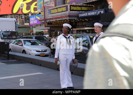 New York, USA. 24 Mai, 2018, Fleet Week New York, der nun in seinem 30. Jahr, ist die Stadt der Zeit - Feier des Meeres Leistungen geehrt. Es ist eine Chance für die Bürger von New York und die umliegenden Tri-state-Area zu treffen Seemänner, Marinesoldaten und Küstenwache sowie Zeugnis aus erster Hand die neuesten Funktionen der heutigen Maritime Services. Die weeklong Feier wurde fast jedes Jahr seit 1984 statt. © 2018 G. Ronald Lopez/DigiPixsAgain. us/Alamy Live Neue Stockfoto