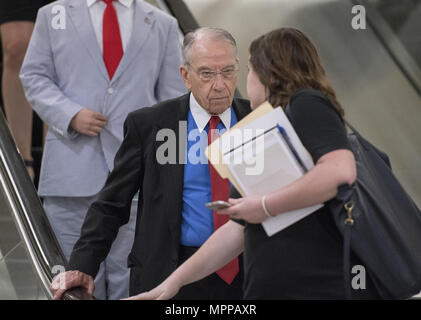 Mai 24, 2018 - Washington, District of Columbia, Vereinigte Staaten von Amerika - United States Senator Chuck Grassley (Republikaner von Iowa) spricht mit einer nicht identifizierten Adjutant, als er in die U-Bahn in das Kapitol in Washington, DC am Donnerstag, 24. Mai 2018.. Gutschrift geht: Ron Sachs/CNP (Credit Bild: © Ron Sachs/CNP über ZUMA Draht) Stockfoto