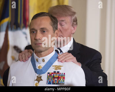 Mai 24, 2018 - Washington, District of Columbia, Vereinigte Staaten von Amerika - United States President Donald J. Trumpf präsentiert die Ehrenmedaille im Weißen Haus in Washington, DC, 24. Mai 2018 Für die pensionierten Master Chief Petty Officer Britt K. Slabinski. Quelle: Chris Kleponis/CNP (Credit Bild: © Chris Kleponis/CNP über ZUMA Draht) Stockfoto