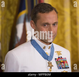 Mai 24, 2018 - Washington, District of Columbia, Vereinigte Staaten von Amerika - Pensionierter Master Chief Petty Officer Britt K. Slabinski hört nach der Ehrenmedaille während einer Zeremonie im Weißen Haus in Washington, DC, 24. Mai 2018 vorgelegt wird. Quelle: Chris Kleponis/CNP (Credit Bild: © Chris Kleponis/CNP über ZUMA Draht) Stockfoto