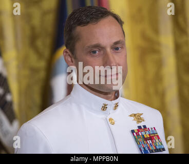 Mai 24, 2018 - Washington, District of Columbia, Vereinigte Staaten von Amerika - Pensionierter Master Chief Petty Officer Britt K. Slabinski hört Bevor die Ehrenmedaille im Weißen Haus in Washington, DC, 24. Mai 2018 vorgelegt wird. Quelle: Chris Kleponis/CNP (Credit Bild: © Chris Kleponis/CNP über ZUMA Draht) Stockfoto