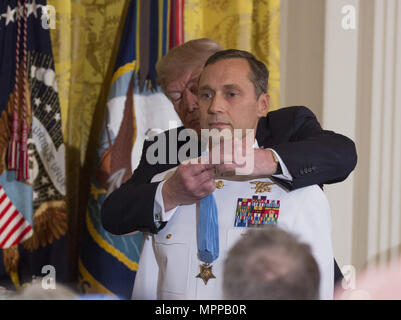 Mai 24, 2018 - Washington, District of Columbia, Vereinigte Staaten von Amerika - United States President Donald J. Trumpf präsentiert die Ehrenmedaille im Weißen Haus in Washington, DC, 24. Mai 2018 Für die pensionierten Master Chief Petty Officer Britt K. Slabinski. Quelle: Chris Kleponis/CNP (Credit Bild: © Chris Kleponis/CNP über ZUMA Draht) Stockfoto