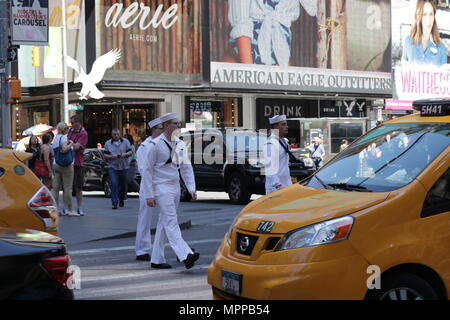 Mai 24, 2018 - New York City, New York, US-Fleet Week New York, der nun in seinem 30. Jahr, ist die Stadt € ™ s altehrwürdige Feier auf das Meer. Es ist eine Chance für die Bürger von New York und die umliegenden Tri-state-Area zu Matrosen, Marinesoldaten und Küstenwache sowie Zeugnis aus erster Hand die neuesten Funktionen der heutigen € ™ s Maritime Services erfüllen. Die weeklong Feier wurde fast jedes Jahr seit 1984 statt. (Bild: © G. Ronald Lopez über ZUMA Draht) Stockfoto