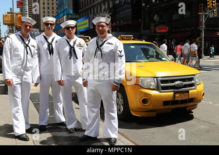 New York City, New York, USA. 24. Mai, 2018. Fleet Week New York, der nun in seinem 30. Jahr, ist die Stadt der Zeit - Feier des Meeres Leistungen geehrt. Es ist eine Chance für die Bürger von New York und die umliegenden Tri-state-Area zu treffen Seemänner, Marinesoldaten und Küstenwache sowie Zeugnis aus erster Hand die neuesten Funktionen der heutigen Maritime Services. Die weeklong Feier wurde fast jedes Jahr seit 1984 statt. Credit: G. Ronald Lopez/ZUMA Draht/Alamy leben Nachrichten Stockfoto