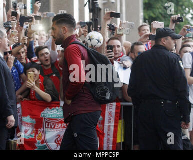 Kiew, Ukraine. 24. Mai, 2018. Liverpools EMRE kann als das Team im Hotel das Team in Kiew, Ukraine ankommen, am 24. Mai 2018. Real Madrid ist der FC Liverpool in der Champions League Finale bei den NSC Olimpiyskiy Stadion in Kiew am 26. Mai 2018 Credit: Serg Glovny/ZUMA Draht/Alamy leben Nachrichten Stockfoto