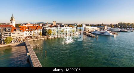 Deutschland, Baden-Württemberg, Friedrichshafen, Bodensee, Blick auf die Stadt, Hafen, Zeppelin Museum am Lakeside promenade Stockfoto