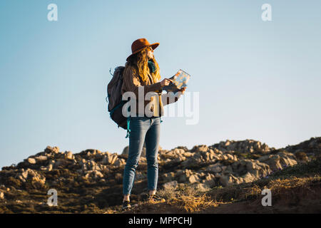 Italien, Sardinien, Frau mit Karte auf eine Wanderung Stockfoto