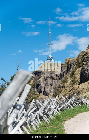 Roter und weißer Turm auf der Rigi der Höhepunkt und Blitz bei Nacht für Flugzeuge signal Stockfoto