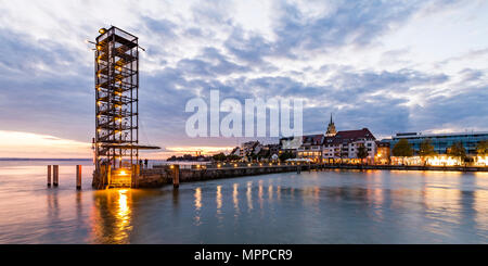 Deutschland, Baden-Württemberg, Friedrichshafen, Bodensee, Stadtblick und mole Tower, hafenmole am Abend Stockfoto