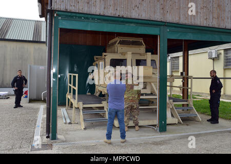 Carabinieri vom 7. Regiment „Laives“ Bozen und 13. Regiment „Friaul Julisch Venetien“ Gorizia führen Ausstiegstraining mit dem Assistenztrainer für Hochmobil-Mehrzweckfahrzeuge (HMMWV) in Caserma Ederle, Vicenza, Italien, am 6. April 2017 durch. Der Simulator ermöglicht es dem Personal, sichere Ausstiegsverfahren zu üben, Fähigkeiten zu verbessern und realistische Szenarien zu entwickeln. Die Ausrüstung der US Army RTSD South unterstützt bilaterale Beziehungen und erhöht die operative Kapazität für gemeinsame Missionen. Stockfoto