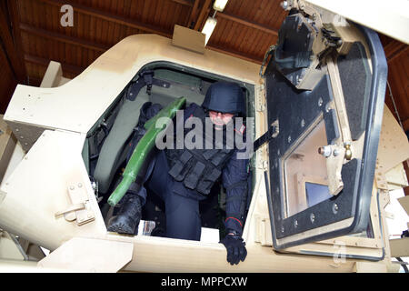 Italienischen Carabinieri der 7 Regiment "Carabinieri" leifers Bozen und 13 Regiment Carabinieri "Friuli Venezia Giulia" görz mit der High Mobility Multipurpose Radfahrzeug (Hmmwv) Ausstieg Hilfe Trainer (Wärme), bei Caserma Ederle Vicenza, Italien, 6. April 2017, Durchführen der Schulung. Der Simulator ermöglicht die Soldaten verlassen Fahrzeuge, Fähigkeiten zu üben und in realistischen Szenarien. Carabinieri mit US-Armee RTSD Süden Ausrüstung, um die bilateralen Beziehungen zu verbessern und die Zusammenarbeit und die Kapazität des Personals in gemeinsamen Aktionen beteiligt zu erweitern. (U.S. Armee Foto von Vi Stockfoto