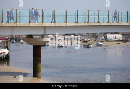 Radfahrer auf dem Fluss Adur Brücke, Shoreham, West Sussex, Großbritannien Stockfoto