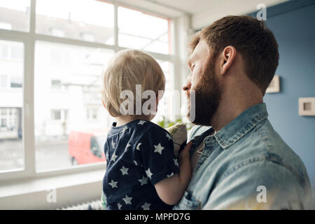 Vater verbringt Zeit mit seinem Sohn zu Hause Stockfoto