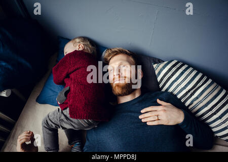 Vater verbringt Zeit mit seinem Sohn zu Hause Stockfoto