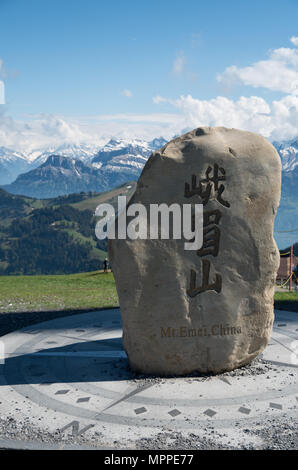 Boulder von Mt Emei an der Oberseite seiner Schwester Berg Rigi genommen mit Bergen im Hintergrund Stockfoto