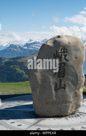 Boulder von Mt Emei an der Oberseite seiner Schwester Berg Rigi genommen mit Bergen im Hintergrund Stockfoto