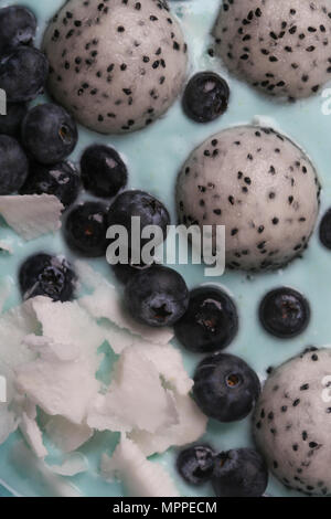 Detail der Blauen smoothie Schüssel mit Kokosraspeln, Blaubeeren und Drachenfrucht Kugeln Stockfoto