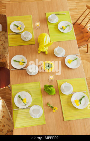 Gedeckten Ostertisch Stockfoto