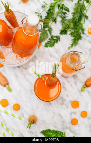 Erfrischende Karottensaft auf Marmor Stockfoto