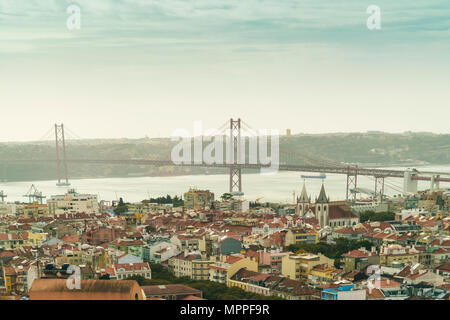 Portugal, Lissabon, Blick auf die Stadt mit der Ponte 25 de Abril im Hintergrund Stockfoto