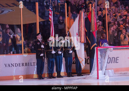 Die 101st Airborne Division Color Guard präsentiert die Farben während der Nationalhymne, bevor die Nashville Predators 25. März 2017, in der Bridgestone Arena Spiel. Die Preds schlagen die Haie 7-2. Stockfoto