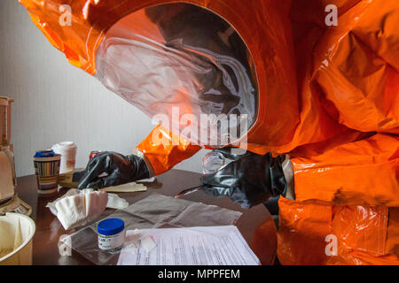 Sgt. Koran Williams mit 21 Waffen der New Jersey National Guard von Mass Destruction-Civil Support Team, bereitet ein Beweis Probe bei einem gemeinsamen Training in Fort Monmouth, New Jersey, April 6, 2017. Das 21 WMD-CST ist eine gemeinsame Einheit aus New Jersey National Guard Soldaten und Piloten, deren Aufgabe es ist, die zivilen Autoritäten durch die Identifizierung von chemischen, biologischen, radiologischen und nuklearen Stoffen entweder in man-made oder Naturkatastrophen. (New Jersey National Guard Foto von Mark C. Olsen/Freigegeben) Stockfoto