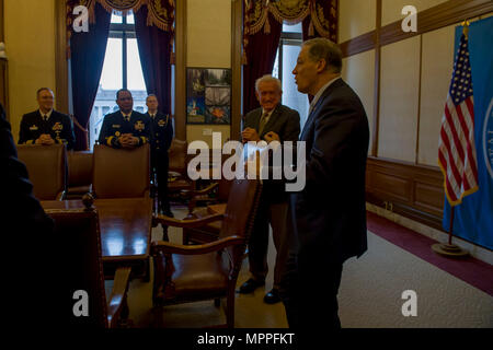 170406-N-ZP 059-060 OLYMPIA, Washington (6. April 2017) - der Staat Washington Gouverneur Jay Inslee spricht mit befehlshabenden Offizieren, command Master Chiefs und Segler vom Mieter Befehle von Commander, Marine Region Nordwesten (CNRNW) während Olympia Marine Tag auf dem Washingtoner Capitol Building. Der Besuch wurde angeordnet und durch jährliche CNRNW des Besuchs von Capitol Campus mit befehlshabenden Offizieren und Master Chiefs vom Mieter Befehle in der gesamten Region koordiniert mit den Staatsbeamten eine weitere Resolution mit der US-Marine zu erfüllen. (U.S. Marine Foto von Mass Communication Specialist 2. Klasse Jakob G. Stockfoto