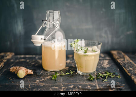 Glas und Flasche Switchel Stockfoto