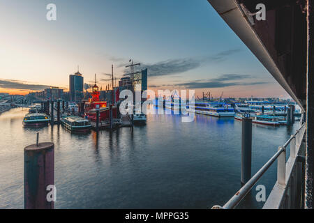 Deutschland, Hamburg, Blick vom Niederhafen und Überseebrücke, Elbphilharmonie im Morgenlicht Stockfoto