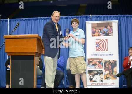 Jimmy watscheln, US-Armee Korps der Ingenieure Nashville Bezirk Engineering und Bau Division Chief, präsentiert eine Auszeichnung Carson Fisher, 7th Grade Student aus Robert E. Ellis der mittleren Schule in Hendersonville, Tennessee, in der Wissenschaft, Technologie, Ingenieurwesen und Mathematik Expo an der Tennessee State University Gentry Mitte April 6, 2017. Er war mit einem Glas Trophäe und Zertifikat für sein Projekt vorgestellt, ein Selbst - steigende Deich System. Stockfoto