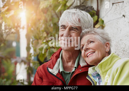 Portrait von lächelnden älteren Ehepaar am Abend dämmerung Stockfoto