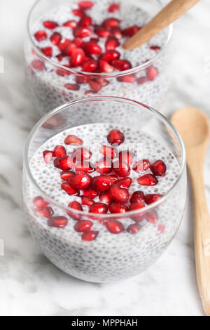 Zwei Gläser von Chia Pudding mit Granatapfel Saatgut Stockfoto