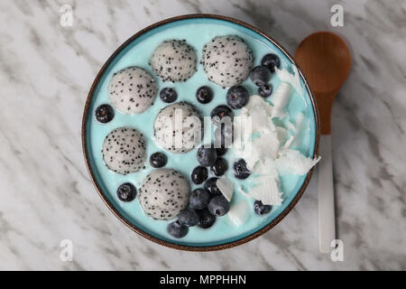 Blau smoothie Schüssel mit Kokosraspeln, Blaubeeren und Drachenfrucht Kugeln Stockfoto