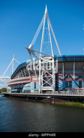 Eine allgemeine Ansicht des Fürstentums Stadion (ehemals das Millennium Stadium) vor blauem Himmel an einem warmen Sommertag in Cardiff, Wales, UK. Stockfoto