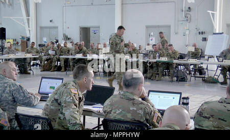 Führer von der Oregon National Guard Emergency Management Pläne während des Hurrikans 2017 Übung diskutieren an der Bekämpfung der Readiness Training Center, Gulfport, Mississippi, am 8. April 2017. Der Zweck dieser Übung ist es, Mississippi Wachposten zu reagieren Wetter den Zustand bedrohlich und die Fähigkeit, Kräfte, auch unter den widrigsten Wetterbedingungen zu erhalten. (Mississippi National Guard Foto von SPC. Jovi Prevot, 102 d Public Affairs Abteilung) Stockfoto