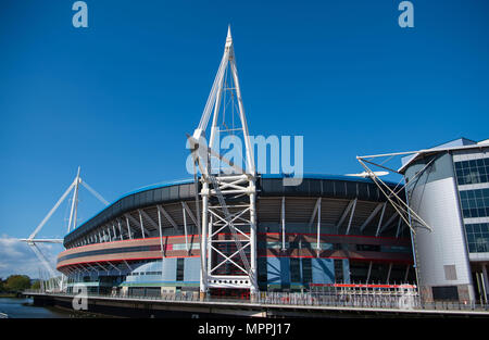 Eine allgemeine Ansicht des Fürstentums Stadion (ehemals das Millennium Stadium) vor blauem Himmel an einem warmen Sommertag in Cardiff, Wales, UK. Stockfoto